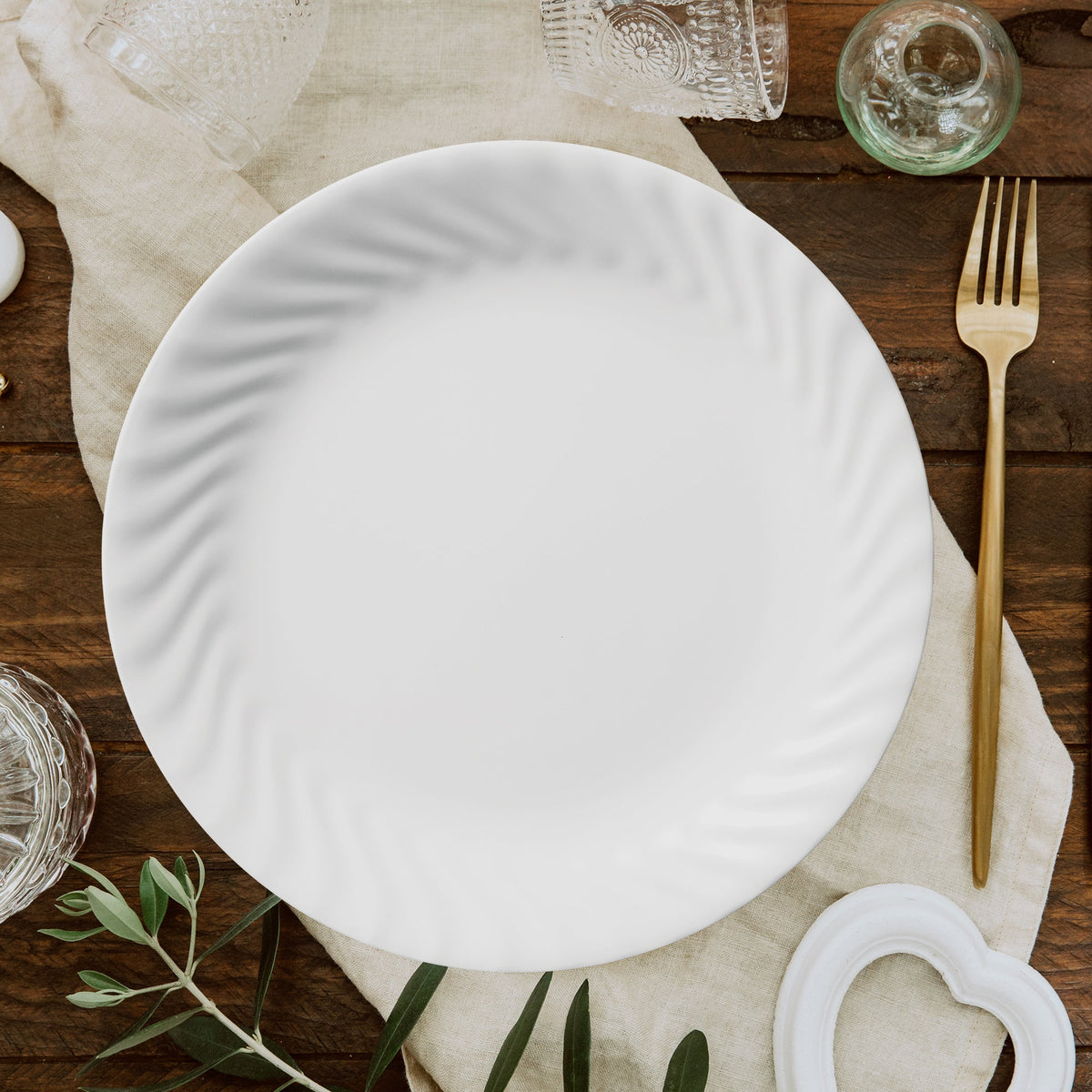 Assiette plate de 26 cm – Volutes en relief blanches