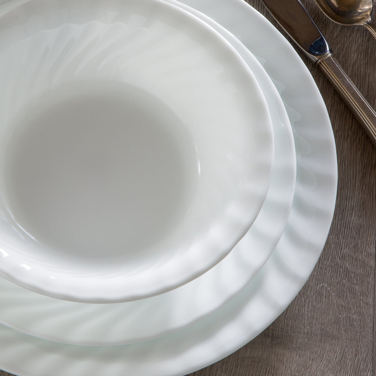 Assiette plate de 26 cm – Volutes en relief blanches